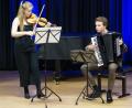 Bild: weu
Maria Wehrmeyer (Violine) und Julius Schepansky (Akkordeon) sorgten beim Konzert im Jubiläumsjahr im Musiksaal des Ortenburg-Gymnasiums für einen gelungenen Auftakt.