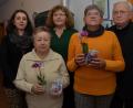 Bild: dob
Betty Kraus und Monika Runkel (vorne, von links) sind ausgezeichnete Mitglieder des Frauenbundzweigvereins Roggenstein. Sie gehören seit 35 Jahren zur Gemeinschaft. Pfarrer Gerhard Schmidt und die Vorsitzenden Ulrike Gösl und Elisabeth Bojer (hintere Reihe, von links) gratulierten dazu.