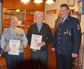 Bild: ü
Nur zwei Feuerwehr-Veteranen, Johann Seitz (Zweiter von rechts) für 70 Jahre und Hans Müller (Zweiter von links) für 60 Jahre, nehmen in der Jahreshauptversammlung die Dankurkunden aus den Händen von Vorsitzendem Wolfgang Böhm (rechts) und seinem Stellvertreter Daniel Albersdorfer (links) persönlich entgegen. Alle anderen zu ehrenden Mitglieder können aus den verschiedensten Gründen nicht an der Versammlung teilnehmen.