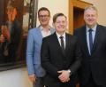 Bild: Christine Hollederer
Landrat Richard Reisinger (rechts) und Tourismusreferent Hubert Zaremba (links) hießen Martin Schreiner als neuen Leiter des Kulturschlosses Theuern und Nachfolger von Michael Ritz willkommen.