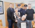 Bild: rkp
Jubilar Erhard Zwicknagel - zusammen mit Ehefrau Margareta und Sohn Johann (rechts) - freute sich über die Glückwünsche von Zweitem Bürgermeister Wolfgang Niebauer (links) und der Abordnung der Feuerwehr Thanstein-Berg.