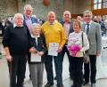 Bild: bsc
Beim Neujahrsempfang wurden Lieselotte Irmer und Walter Konhäuser (vorne, Zweite und Dritter von links) mit der Bürgermedaille in Silber geehrt. Erster Bürgermeister Gottfried Härtl (hinten links) und zweiter Bürgermeister Oskar Schuster (hinten rechts) dankten für das besondere Engagement um den Erholungsort und würdigten auch die langjährigen Leistungen von Emmeram Trottmann (vorne links), Karl Wittmann (hinten Zweiter von rechts) und Monika Seidel (vorne rechts).