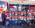 Bild: bkr
Passend für den Besuch bei einer Feuerwehr hatten die Schüler von Lehrerin Kerstin Zaus (links) Schutzwesten der Kinderfeuerwehr angezogen. Zweiter Kommandant Christopher Hörl (Zweiter von links) und Alexander Danzer (rechts) zeigten ihnen unter anderem, was die Brandschützer an Ausrüstung zu bieten haben.