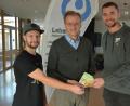 Bild: jr
Spielleiter Philipp Hopfner (rechts) und Spielführer Andreas Ott (links) von den Sportfreunden Kondrau, überreichten jetzt im Förderzentrum der Lebenshilfe an Geschäftsführer Berthold Kellner eine Spende in Höhe von 450 Euro.