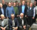 Bild: cro
Vorsitzender Stefan Meiler (sitzend, Mitte) präsentiert das neu gewählte Vorstandsteam des MGV zusammen mit dem Ehrenvorsitzenden Willy Stahl (sitzend, links) und dem Ehrenvorsitzenden des Sängerkreises Nordoberpfalz Herbert Kraus (sitzend, rechts).