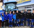 Bild: wro
Landtechnik Oppl hat einen neuen Chef. Vor wenigen Tagen übergab Helmut Oppl die Leitung an seinen Sohn Andreas. Im Bild (von links): Bürgermeister Toni Dutz, Martina, Helmut, Andreas und Julia Oppl und die Mitarbeiter.