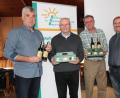 Bild: pi
Der kommissarische FW-Vorsitzende Anton Hirnet (rechts) und Martin Scheibl (links) bedanken sich bei den Referenten Harald Kleiber und Harald Portele.
