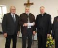 Bild: heb
Über eine Spende von 500 Euro durfte sich Stadtpfarrer Georg Flierl beim Neujahrsempfang der Katholischen Pfarrei freuen (von links): 2. Vorsitzender Alfred Haubner, Vorsitzender Rudi Schmidt, Stadtpfarrer Georg Flierl und Chorleiter Horst Schultes.