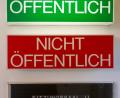 Symbolbild: Michael Reichel/dpa
Diese Anzeige vor einem Gerichtssaal signalisiert, dass die Verhandlung öffentlich ist. Doch es gibt Verfahren, bei denen die Türen für die Allgemeinheit verschlossen bleiben.