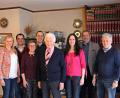 Bild: jma
Glückwünsche zum 80. Geburtstag (von links): Pfarrhelferin Anita, Sohn Matthias, Schwiegertochter Sabine, Enkel Stefan, Jubilar Willi Schelz, Tochter Judith, Bürgermeister Joachim Neuß und Eugen Eckert.