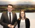 Bild: exb
Landrat Thomas Ebeling heißt die neue Geschäftsführerin des Kreisjugendrings Schwandorf, Sabrina Reiner, willkommen.