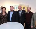 Bild: Wolfgang Steinbacher
Zur Jubiläumsausstellung zeigten (von links) die Künstler Paul Schinner, Bernhard Dagner – Kuratorin Michaela Grammer, Bürgermeister Martin Preuss, Georg Thurner/Sparda-Bank – Franz Weidinger, Jörg Schemmann Willi Koch ihre Arbeiten. Das Motto „Zehn aus Zehn“ steht auch für 10 Jahre Stadtgalerie. 	Bild: Wolfgang Steinbacher