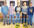 Bild: exb
Auf dem Siegerfoto versammelt sind (von links) der Vorsitzende der SpVgg, Marco Schwab, die Erstplatzierten Jannik Renner, Oliver Hauenstein und Steffen Zieger sowie der Gewinner der Trostrunde, Niklas Maul.