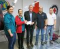 Bild: Ernst Bayer/exb
Beim Besuch der Freien Wähler gab es auch eine 250-Euro-Spende für das Jugendrotkreuz Mitterteich. Im Bild (von links) Natalie Wölfl, Leiterin der Rotkreuz-Jugendarbeit auf Kreisebene, die örtliche Jugendrotkreuz-Leiterin Ulrike Schmidt, FW-Bürgermeisterkandidat Bernhard Thoma, BRK-Bereitschaftsleiter Robert Hoyer und stellvertretender Technischer Leiter Patrick Gradl.
