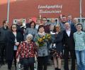 Bild: gi
Agnes Wittmann (mit Blumen) feierte im Kreise ihrer Familie und Schwester ihren 80. Geburtstag. Dazu gratulierten auch Pfarrer Josef Most und Bürgermeister Hermann Ach.