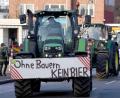 Bild: Carsten Rehder
Schlagendes Argument: Landwirte nach einer Sternfahrt in Kiel. An einem Trecker warnt ein Schild mit der Aufschrift „Ohne Bauern KEIN BIER“. Foto: Carsten Rehder/dpa