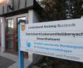 Bild: Wolfgang Steinbacher
Sicherheit geht vor: Am Landratsamt und am Veterinäramt in Amberg ist ein Sicherheitsdienst im Einsatz.