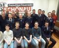 Bild: kk
Christian Stangl und Markus Betz (hinten, Vierter und Siebter von rechts) sind zu Vorsitzenden der Feuerwehr Schönau gewählt worden, als Kommandanten fungieren Marco Bittner (hinten, Fünfter von links) und Thorsten Prunhuber (hinten, Fünter von rechts). Bürgermeister Ludwig Prögler (ganz links) und die Feuerführung gratulierten ihnen und dem weiteren Vorstandsteam.