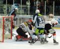 Bild: gb
Die Blue Devils verloren am Freitag bei Spitzenreiter ECDC Memmingen mit 0:2. Das Bild zeigt eine Szene mit Marco Habermann (hinten) und Herbert Geisberger im Heimspiel gegen die Memminger Ende Oktober 2019 (2:4).
