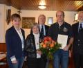Bild: bej
Margarete Kramer und Josef Schneider (Mitte) erhielten für ihren Einsatz als Sammler für die Kriegsgräberfürsorge Auszeichnungen durch Gemeinde und Verband.