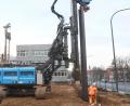 Bild: Gabi Schönberger
Gerüttelt, nicht gerammt: Mit Schwingungen treibt eine Unwucht die Spundwände in den Boden. Die bis zu 14 Meter langen Stahlteile sichern die künftige Baugrube des Quartiers "Neue Naabwiesen" ab und sollen Grundwasser zurückhalten.