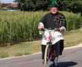 Archivbild: stg
Ein Bild der Zukunft: Pfarrer Sven Grillmeier aus Kirchenlaibach bei der Segnung eines neuen Radwegs. Künftig sollen Mitarbeiter des Bistums häufiger auf klimaschonende Verkehrsmittel umsteigen.