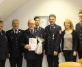 Bild: sis
Die Feuerwehr Frechetsfeld hat ein neues Ehrenmitglied. Von links Kreisbrandinspektor Hans Sperber, Kreisbrandrat Fredi Weiß, der Geehrte Helmut Kölbel, Vorsitzender Christopher Bär, Kommandant Jürgen Schmidt, Bürgermeisterin Brigitte Bachmann und Kreisbrandmeister Thorsten Jobst.