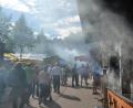 Bild: Wolfgang Steinbacher
So wie hier die Bratwürste auf dem Rost dampfen, raucht es derzeit auch mit neuen Gerüchten ums Bergfest. Sie sprechen von einer angeblichen Verkleinerung des Festplatzes wegen der geplanten Erweiterung der Bergwirtschaft mit 20 Hotelzimmern, die schließlich Parkplätze brauchen würden, so die Behauptung.
