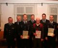 Bild: wfw
Für langjährige Mitgliedschaft im Feuerwehrverein werden Urkunden vergeben (vorn, von links): Marco Weiß, Arthur Demleitner und Christian Leißl; hinten (von links): Zweiter Kommandant Karl Hottner, Kreisbrandrat Fredi Weiß, die Vorsitzenden Tobias Lautenschlager und Konrad Bierner sowie Kommandant Michael Werner.
