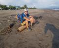 Bild: exb
Daumen hoch für den Sonnenuntergang: Jürgen Langhans erholt sich am Strand von Puntarenas am Pazifik.