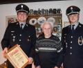 Bild: whw
Vorstand Hermann Lorenz (links) und Kommandant Konrad Helgert dankten Hans Römisch für sein Engagement und 70 Jahre Mitgliedschaft bei der Feuerwehr.