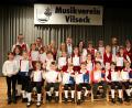 Bild: kari
Ehrung der erfolgreichen Musiker mit Urkunden durch die drei Vereinsvorsitzenden, den Dirigenten und Ausbildern sowie Bürgermeister Hans-Martin Schertl für ihre hervorragenden Ergebnisse.