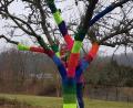 Bild: alr
Kunstsinn, eine Botschaft und viel Spaß am Hobby sind für Margit Haller der Antrieb, Farbtupfen in die Landschaft - wie an diesen Baum - zu bringen.