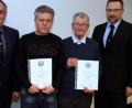 Bild: bkr
Thomas Semba (links) und Martin Schmid (rechts) zeichneten Wolfgang Nickl (Zweiter von links) und Reinhard Herrmann (Zweiter von rechts) für ihre Treue zur Krieger- und Soldatenkameradschaft Immenreuth aus.