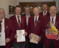 Bild: sck
Bei der Hauptversammlung (von links): Die beiden neuen Ehrenmitglieder Peter Mederer und Fritz Ertl, Bürgermeister Hans Koch, 2. Vorsitzender Hans-Jürgen Hüttner, Vorsitzender Manfred Pirner und Chorleiter Wolfgang Prasse.