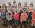 Bild: Monika Haberl
Die selbstgebastelten Waschbärmasken werden von den Kindern gleich anprobiert.