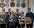Bild: krs
1. Ritter Erich Wilfert, Schützenkönig Harald Roßmeißl, 2. Bürgermeister Alexander Werner, Schützenliesl Gertraud Krös, 2. Ritter Franz Krös, Scheibenspenderin Magdalena Tardel und Scheibengewinner Roland Krös (von links).