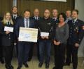 Bild: jr
Mit jeweils 250 Euro unterstützen die Mitterteicher Christsozialen die Feuerwehr und das Rote Kreuz. Das Bild entstand bei der Spendenübergabe und zeigt (von links) Alena Kempf, Tobias Wedlich und Carolina Grabis (alle Jugendfeuerwehr), Feuerwehr-Jugendwart Johannes Schmid, CSU-Vorsitzenden Stefan Grillmeier, Kommandant Franz Bauernfeind, BRK-Bereitschaftsleiter Robert Hoyer, den stellvertretenden Kommandanten Günther Sommer, FU-Vorsitzende Alexandra Weiß, JU-Vorsitzenden Christoph Hampel und Feuerwehr-Vorsitzenden Christian Grillmeier.
