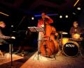 Bild: lr
Hochstimmung im "Bistrot Paris": Das Trio MUH mit dem Pianisten Roberto Magris, mit František Uhlíř am Bass und Jaromír Helešic am Schlagzeug begeisterte nicht nur eingefleischte Jazz-Fans.
