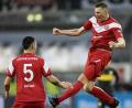 Bild: dpa
So will Oliver Fink (rechts) wieder in der Rückrunde jubeln. Der Kapitän von Fortuna Düsseldorf will auch seine persönliche Einsatzbilanz im Gegensatz zur Vorrunde verbessern. Links wartet Kaan Ayhan auf Finks Landung. 	Bild: Marius Becke