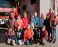 Bild: bsc
Schule einmal anders: Lehrerin Claudia Wölke (hinten links) war mit ihrer Klasse zu Gast bei der Feuerwehr. Zum Unterricht steuerten Feuerwehrmitglieder wichtige Informationen bei. Zweiter Kommandant Jürgen Schultes (hinten rechts) brachte die Kinder abschließend mit dem Feuerwehrauto zurück zur Schule.