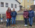 Bild: fdl
Die Vorsitzende Daniela Meier (re.) zusammen mit den Vorstandsmitgliedern (v. li.) Carolin Himmler, Melanie Gebhardt und Christine Winkler, vor dem Kindergarten St. Michael, in Ehenfeld.