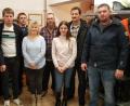 Bild: gi
Elf neue Mitglieder wurden durch Kommandant Josef Neuber und 2. Kommandanten Wolfgang Bergmann (von links) sowie Vorsitzenden Günter Pösl (Vierter von links) in die Feuerwehr Saubersrieth-Niederland aufgenommen.