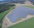 Bild: Unien Engineering/exb
Auf fünf Hektar Fläche ist in den vergangenen Monaten der Solarpark auf einer steilen Anhöhe nördlich von Wolfring entstanden. Die gigantisch anmutende Anlage besteht auf 27 000 einzelnen Modulen, die ab Februar jährlich 9,5 Millionen Kilowattstunden Strom in das Netz der Bayernwerk AG einspeisen.