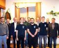 Bild: jma
Zufriedene Gesichter bei der Feuerwehr Michelfeld (von links): Kommandant Andreas von der Grün, Kreisbrandinspektor Hans Sperber, Bürgermeister Joachim Neuß, der Schriftführer der Jugendfeuerwehr, Michael Thiem, die Kassenprüfer Reinhard Wittmann und Markus Weber, der Vorsitzende der Jugendfeuerwehr, Daniel Wittmann, Vorsitzender Sebastian Höllerl, stellvertretender Jugendfeuerwehr-Vorsitzender Jomathan Neukam, Kreisbrandmeister Michael Schmidt und der Feuerwehrbeauftragte der Stadt, Josef Lehner.