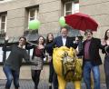 Bild: Petra Hartl
Oberbürgermeister Michael Cerny hält seinen Schirm über die 64. Theatertage der bayerischen Gymnasien am GMG in Amberg. Schulleiter Peter Welnhofer und die beiden Lehrerinnen Claudia Ried und Bettina Wagner freuen sich mit den Schülerinnen aus dem P-Seminar "Öffentlichkeitsarbeit", die extra ins Rathaus gekommen waren, um die Schirmherrschaft zu erbitten.