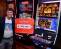 Bild: Casinos Austria/dpa
Gewinner Leon Tsoukernik steht mit einem symbolischen Scheck über die Gewinnsumme von 1,37 Millionen Euro neben Spielautomaten im Casino Seefeld.
