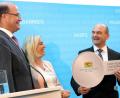 Bild: Stephan Huber
Sie können sich von ganzem Herzen über das neue Landesamt für Pflege in Amberg freuen. Im Bild von links die beiden Minister Albert Füracker (Finanzen und Heimat) und Melanie Huml (Gesundheit und Pflege) sowie der Präsident des Landesamts für Pflege, Markus Schick.