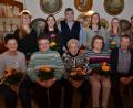 Bild: dob
Hedwig Meller (vorne, Dritte von rechts) und Maria Götz vorne, Dritte von links) sind mit 47 und 46 Jahren Mitgliedschaft die treuesten Chormitglieder in Böhmischbruck. Chorleiterin Daniela Bock (hinten, links) würdigte mit Dekan Alexander Hösl (hinten, rechts) die sangesfreudigen Frauen und Männer. Alfons Duschinger (hinten, Mitte) wurde mit einer Bischofsurkunde und Nadel für 28 Jahre Chorgesang ausgezeichnet worden.