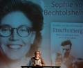 Bild: Wolfgang Steinbacher
Stauffenberg und sein gescheiterter Versuch, den nationalsozialistischen Wahnsinn zu stoppen, sind zu einem Mythos geworden. Die Enkelin und Historikerin Sophie von Bechtolsheim berichtete über die Familie Stauffenberg und über Person und Motive des Großvaters, den sie nur vom Hörensagen kennt. Ihr Fazit: Stauffenberg wollte nicht das Attentat, er wollte den Umsturz.